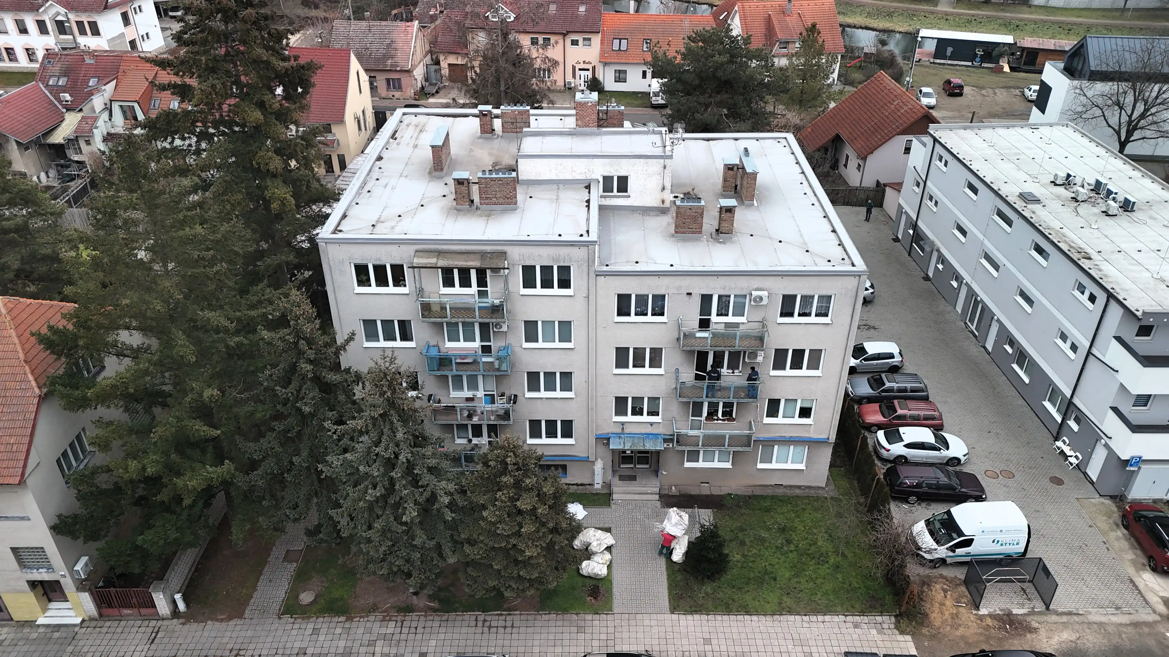 čelní letecký pohled na objekt před revitalizací.